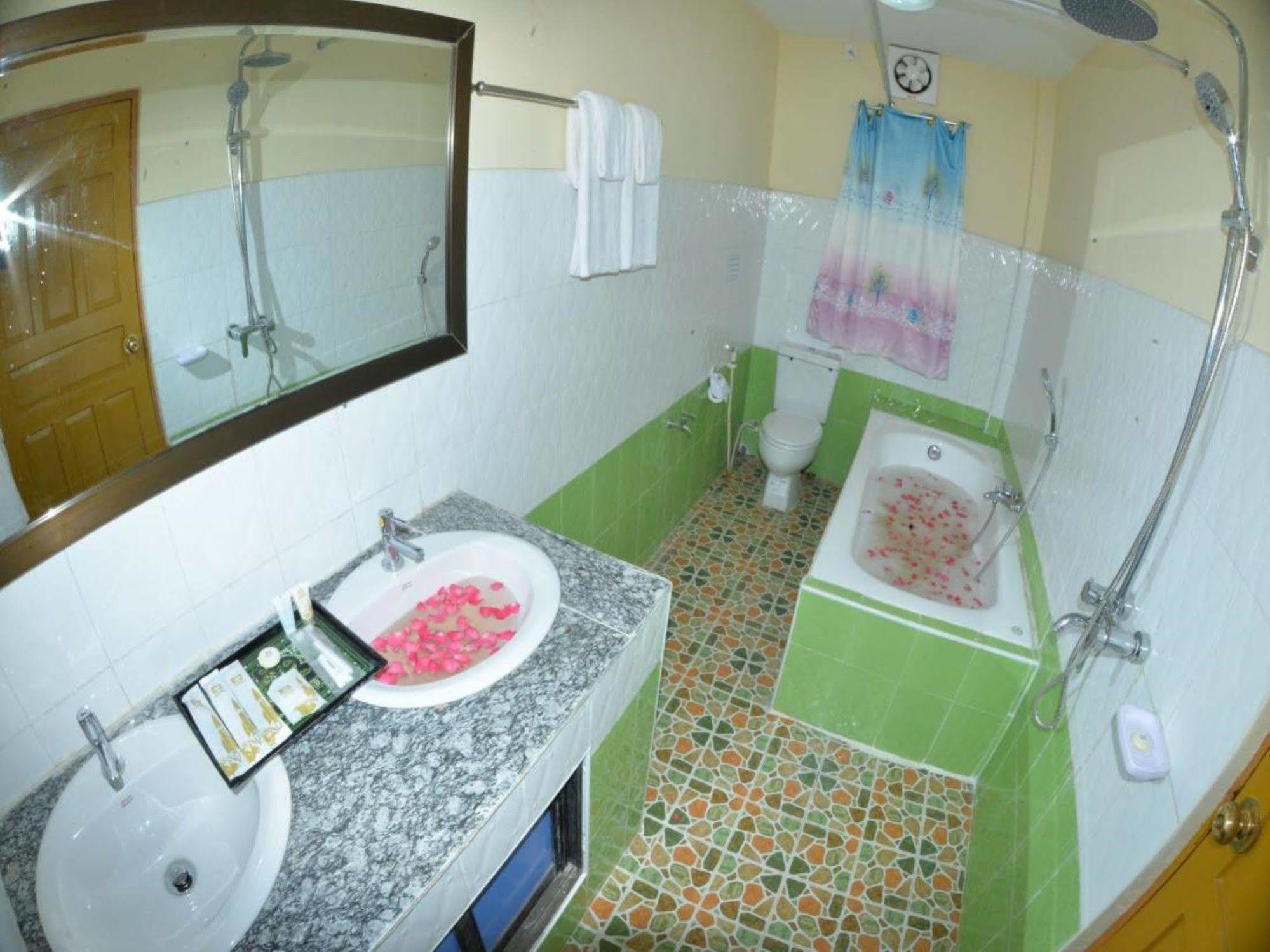 New Golden Forward Hotel Yangon Dış mekan fotoğraf