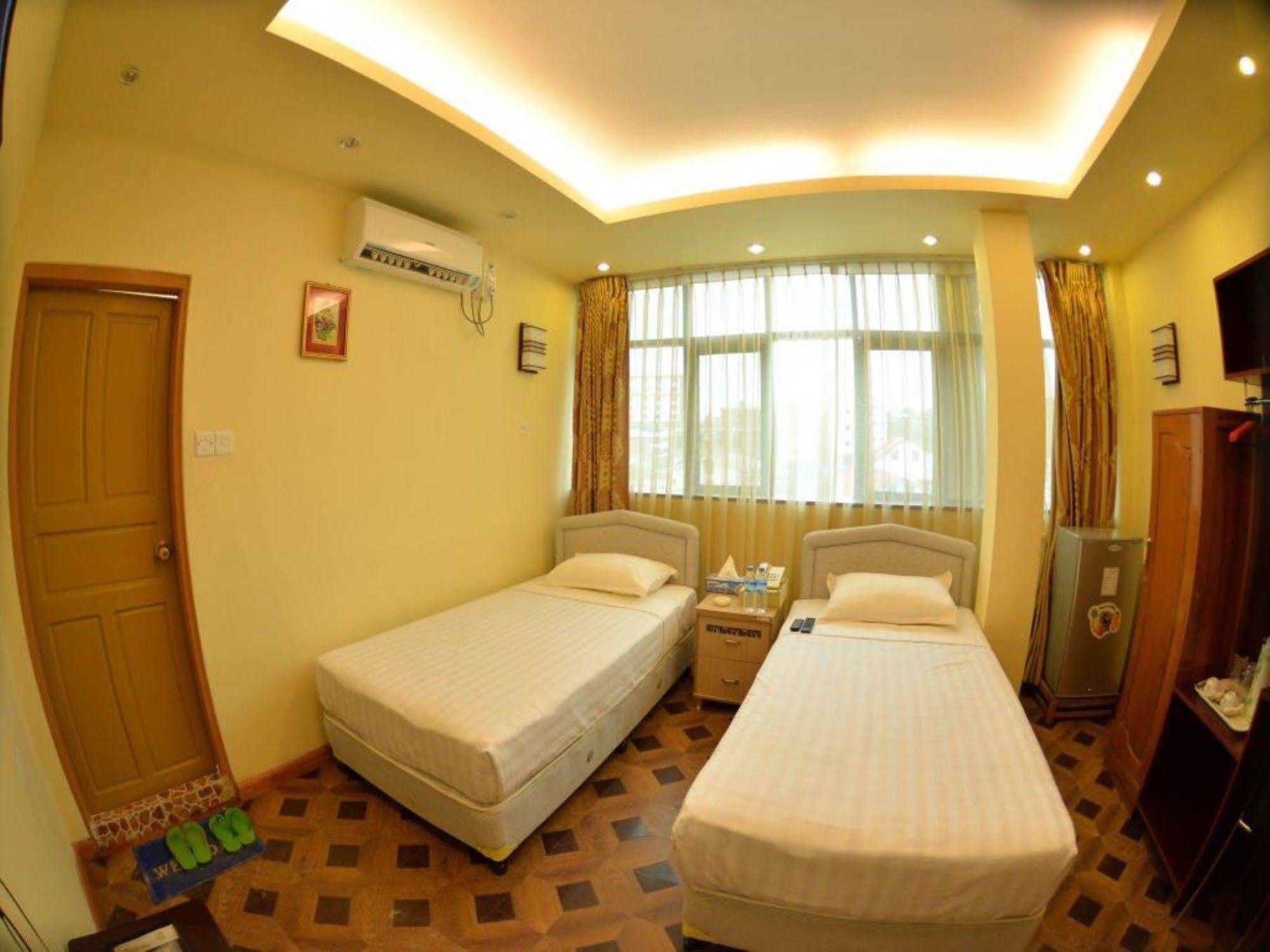 New Golden Forward Hotel Yangon Dış mekan fotoğraf
